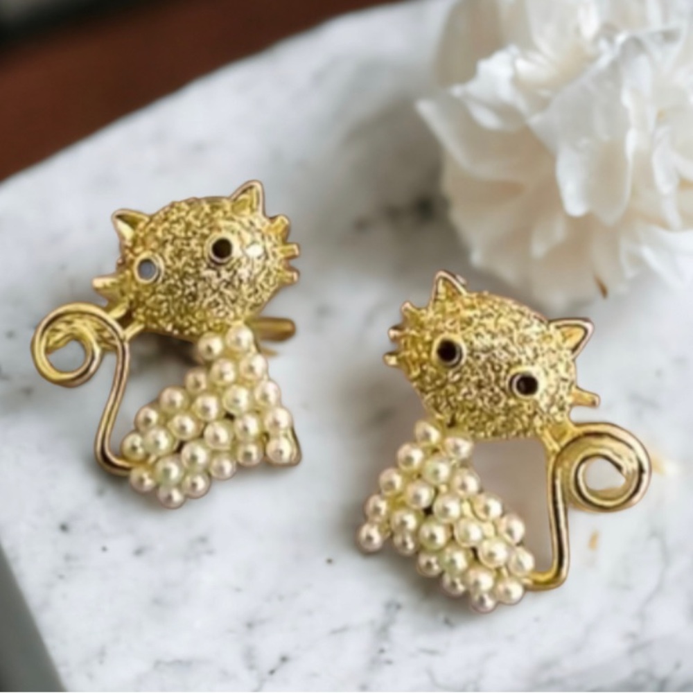 NWT  Pearly Cat Stud Earrings